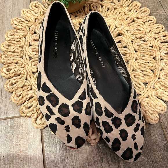 KELLY & KATIE pointed toe leaped print flats - Picture 2 of 5